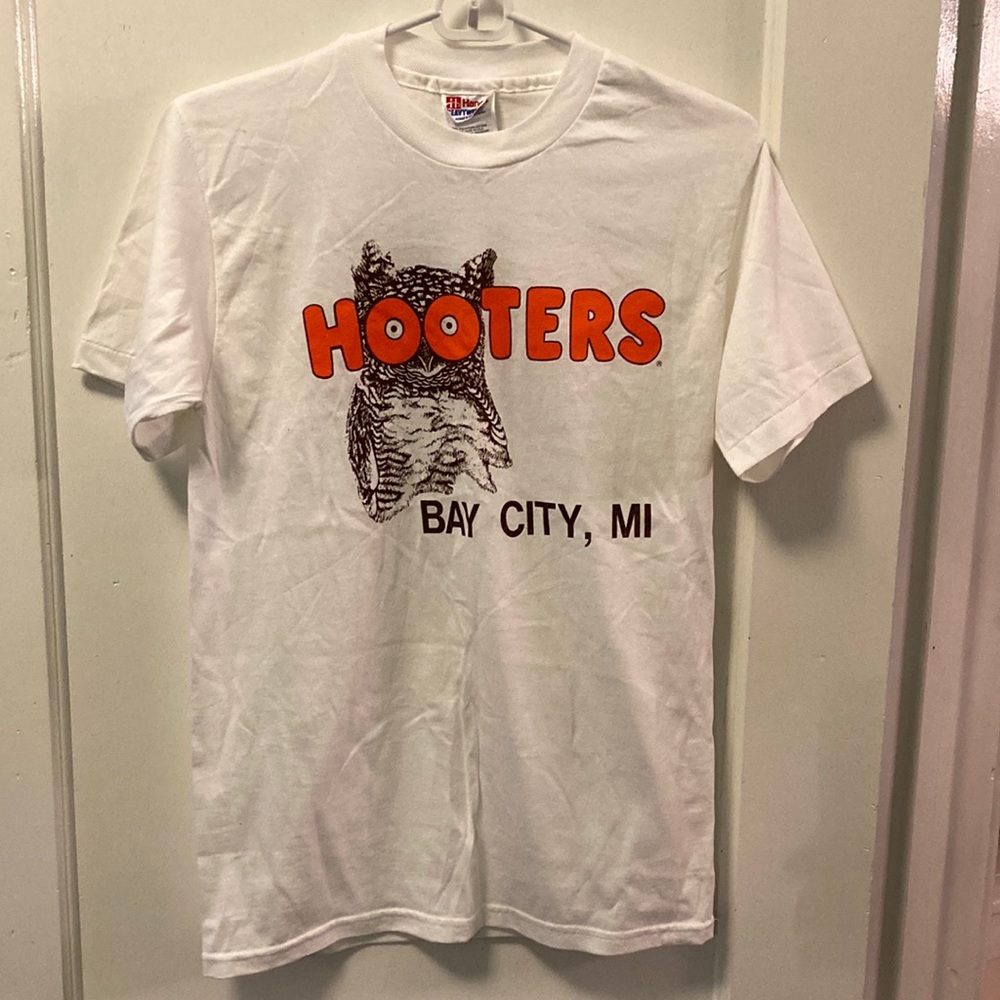 Hanes Hooters “Bay City” Shirt